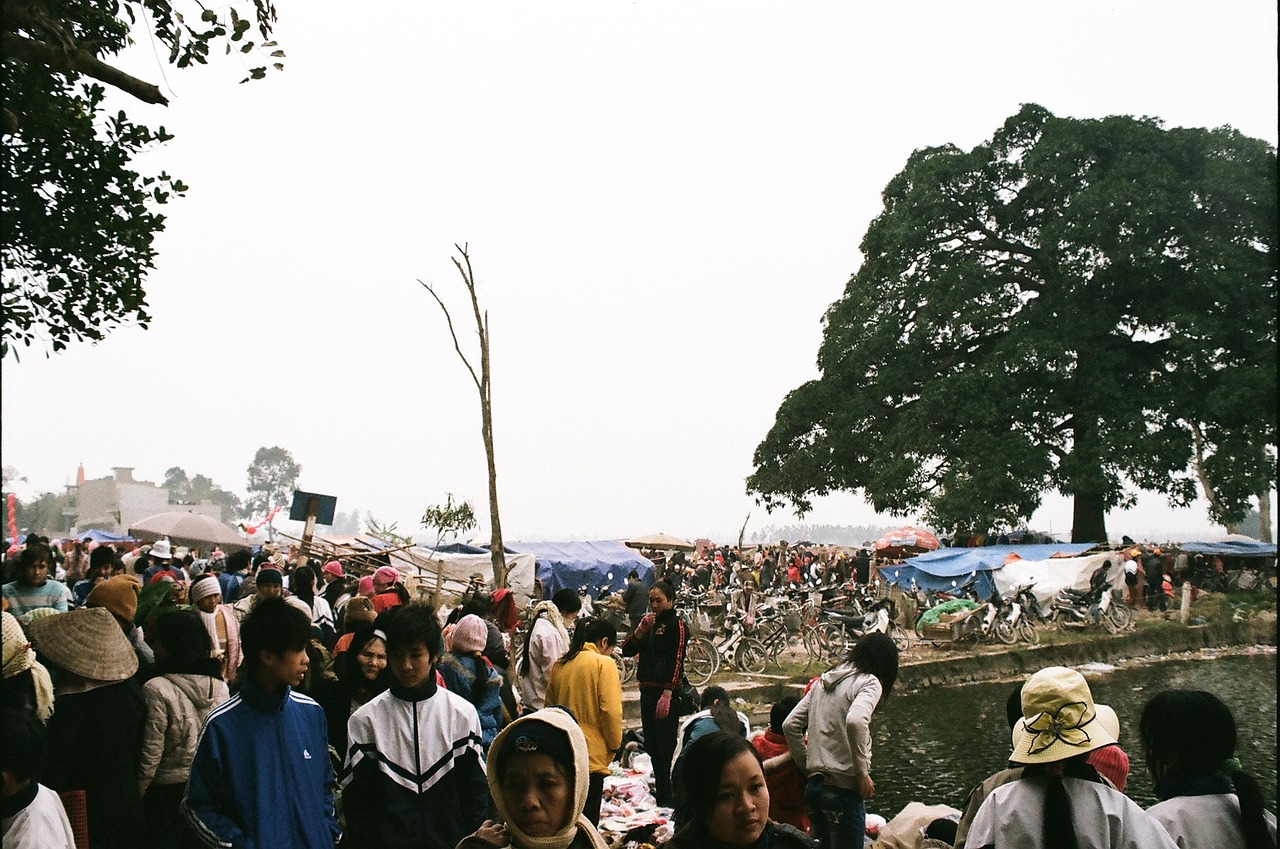 Immagine di una località affollata con turisti durante l'alta stagione, caos e disordine evidente.