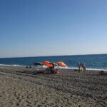 Spiaggia mozzafiato del Molise, con sabbia dorata e acque cristalline.