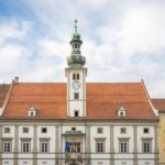 Panorama di una località nascosta in Slovenia, con paesaggi naturali mozzafiato e architettura caratteristica.
