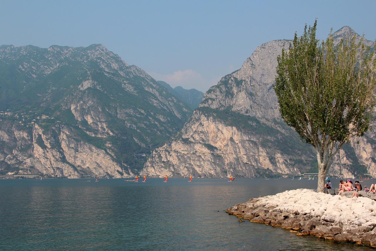 Lago italiano con acque cristalline che ricordano un fiordo norvegese, circondato da montagne verdi.