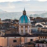 Vista panoramica di una città d'arte italiana poco conosciuta, con architettura storica e atmosfera affascinante.