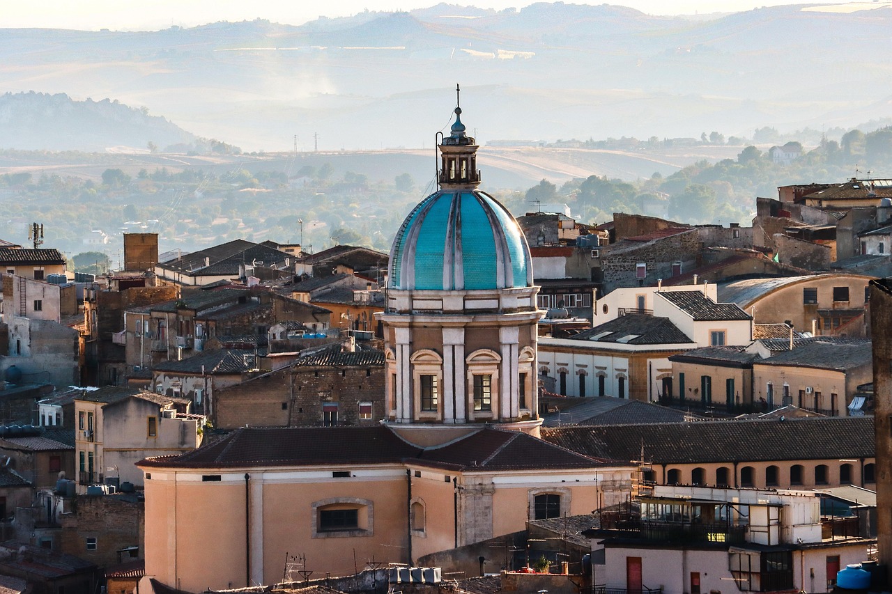 Vista panoramica di una città d'arte italiana poco conosciuta, con architettura storica e atmosfera affascinante.
