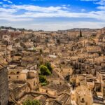 Panorama della città italiana considerata la più autentica, con architettura storica e vita locale vivace.