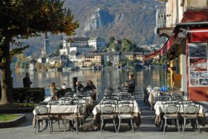Ristorante sul lago di Iseo con vista panoramica e piatti di pesce fresco serviti elegantemente.