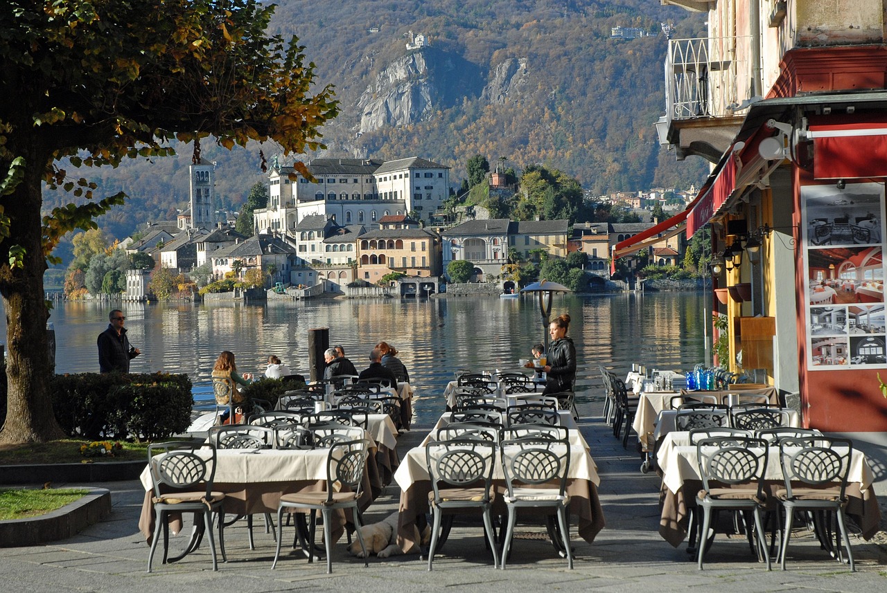 Ristorante sul lago di Iseo con vista sul tramonto e piatti di pesce fresco serviti.