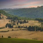 Panorama del parco naturale in Toscana con sentieri e fauna selvatica.