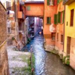 Vicoli pittoreschi e panorami mozzafiato di una città italiana simile a un quadro.