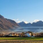 Borgo montano deserto con due abitanti, immerso nel silenzio e nella natura.