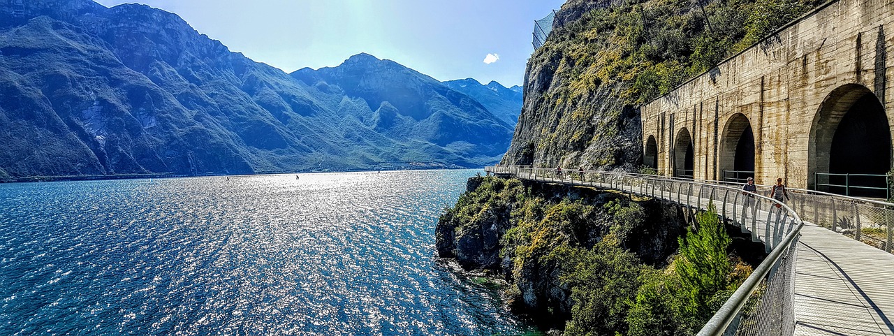 Lago italiano che ricorda un fiordo, con acque cristalline e paesaggi mozzafiato.