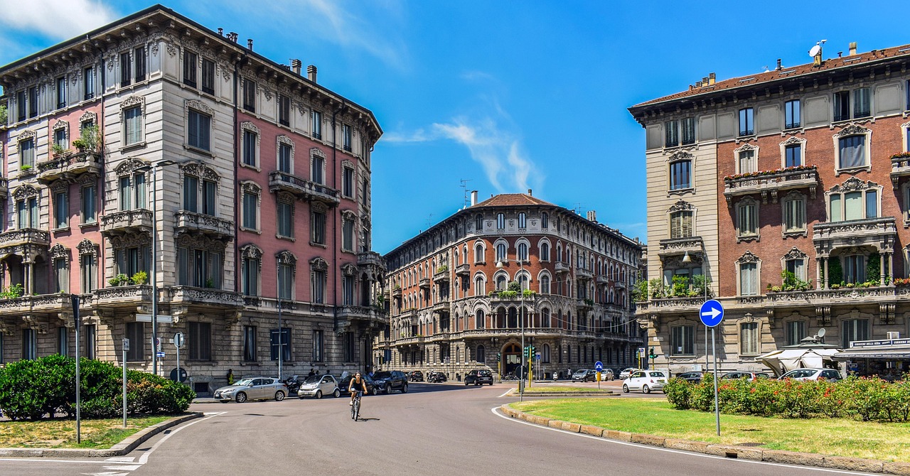 Vista panoramica di Torino, con eleganti palazzi storici e strade affascinanti.