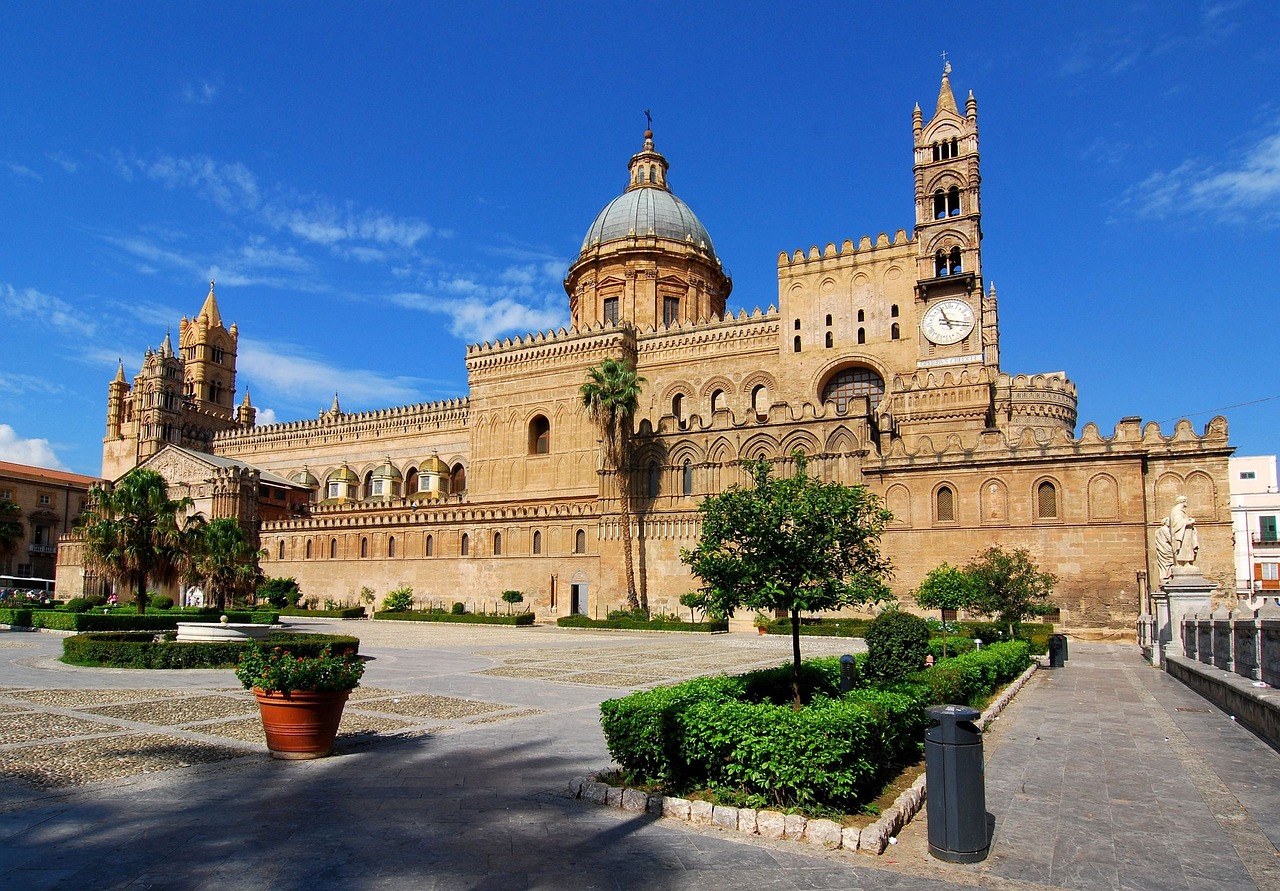 Vista panoramica dei monumenti storici di Palermo, tra cui la Cattedrale e il Palazzo dei Normanni.