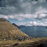 Pesca fresca in un villaggio costiero, pesce appena catturato pronto per essere servito.