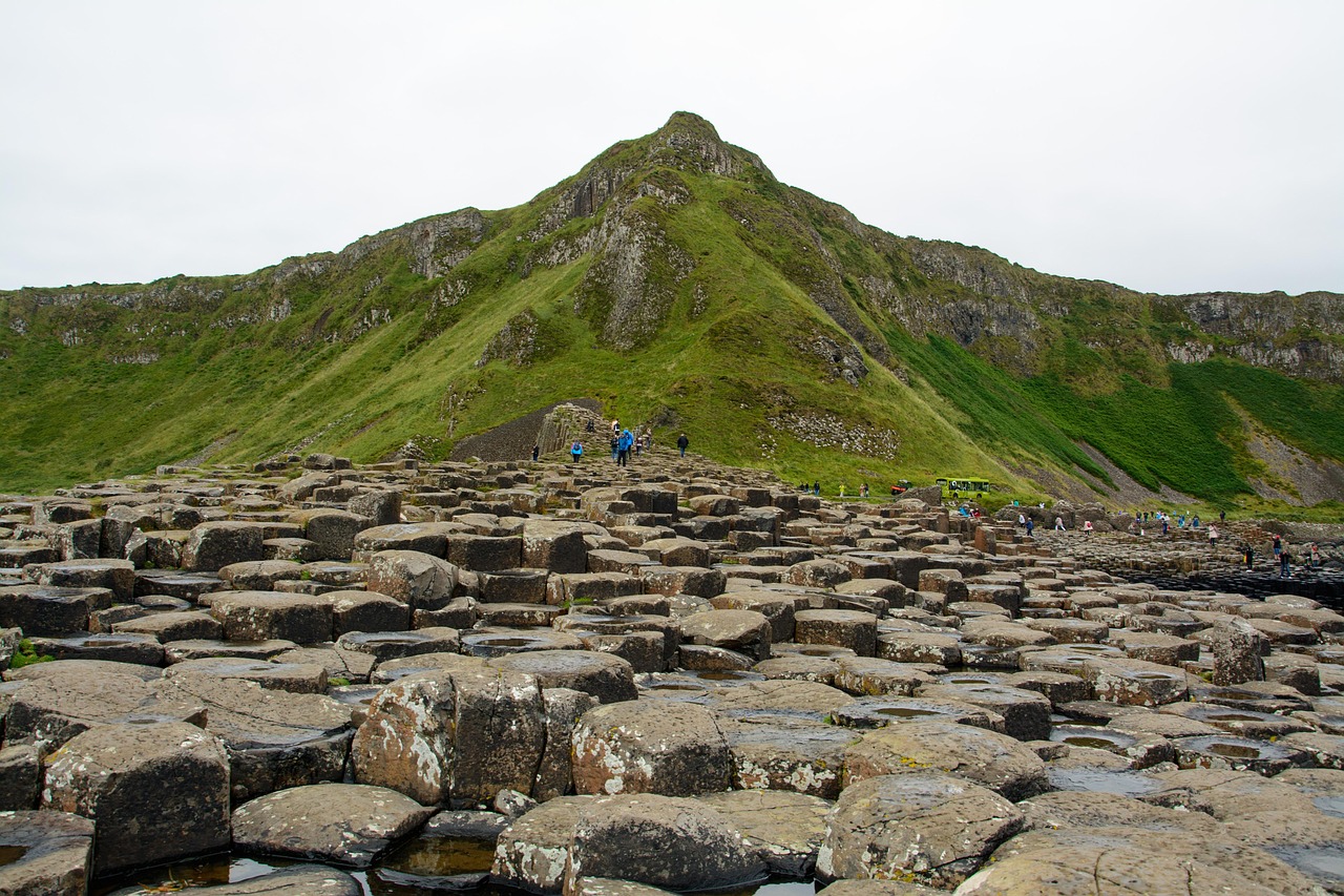 Panorama mozzafiato delle scogliere di Moher in Irlanda, con cielo blu e onde che si infrangono.