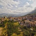 Panorama del piccolo paese verde d'Italia, circondato da natura incontaminata e colline lussureggianti.