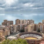 Vista panoramica della città spagnola con architettura storica e vivaci strade affollate.