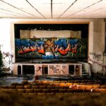 Murales colorati che decorano le pareti di un borgo abbandonato, simbolo di rinascita artistica.