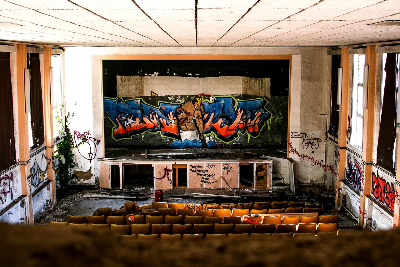Murales colorati che decorano le pareti di un borgo abbandonato, simbolo di rinascita artistica.