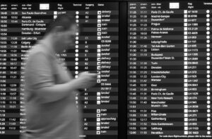 Grafico che illustra i migliori giorni e orari per prenotare voli low cost e risparmiare.