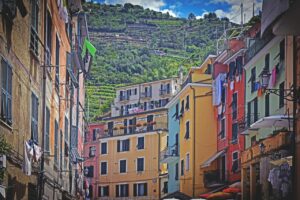 Murales colorati nel borgo ligure, un'attrazione artistica imperdibile da visitare.