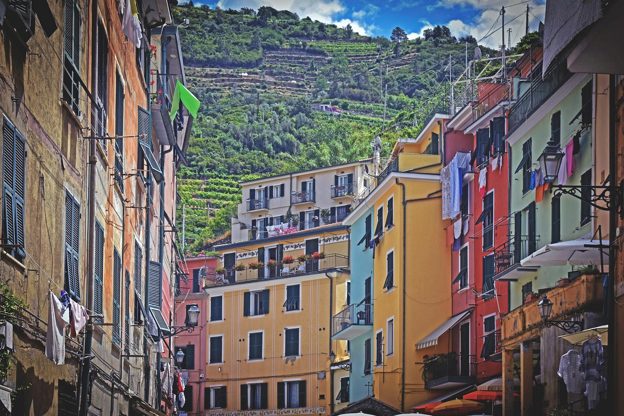 Murales colorati nel borgo ligure, un'attrazione artistica imperdibile da visitare.