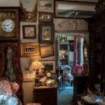 Borgo dell'antiquariato con botteghe storiche e oggetti d'epoca esposti come in un museo.