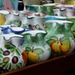 Ceramiche artistiche tipiche del borgo marchigiano, esposte in un negozio locale.