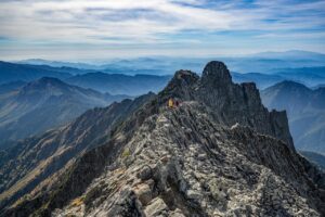 Vista panoramica della montagna amata dai turisti, con paesaggi mozzafiato e attività all'aperto.
