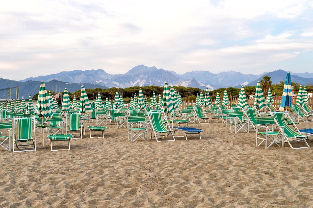 Spiaggia incantevole in Abruzzo con sabbia dorata e mare cristallino.