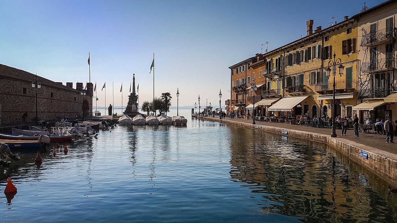 Panorama del Lago di Garda con vista su una località tranquilla e pittoresca, lontana da Sirmione.