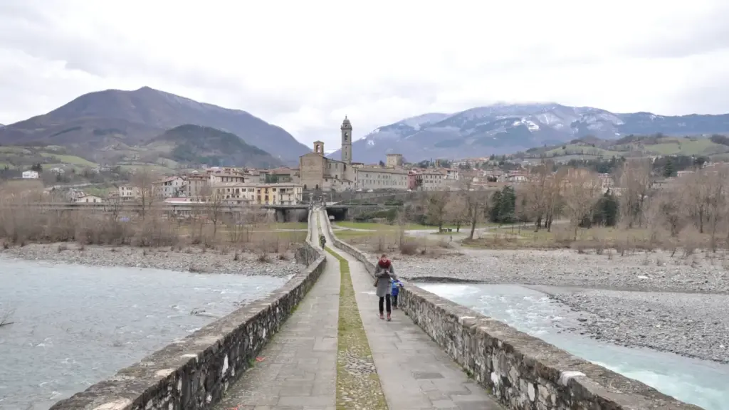 Bobbio e il Ponte Gobbo: una giornata tra fiume, abbazia e centro storico senza correre