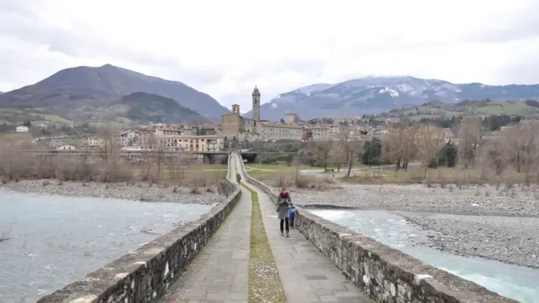 Bobbio e il Ponte Gobbo: una giornata tra fiume, abbazia e centro storico senza correre