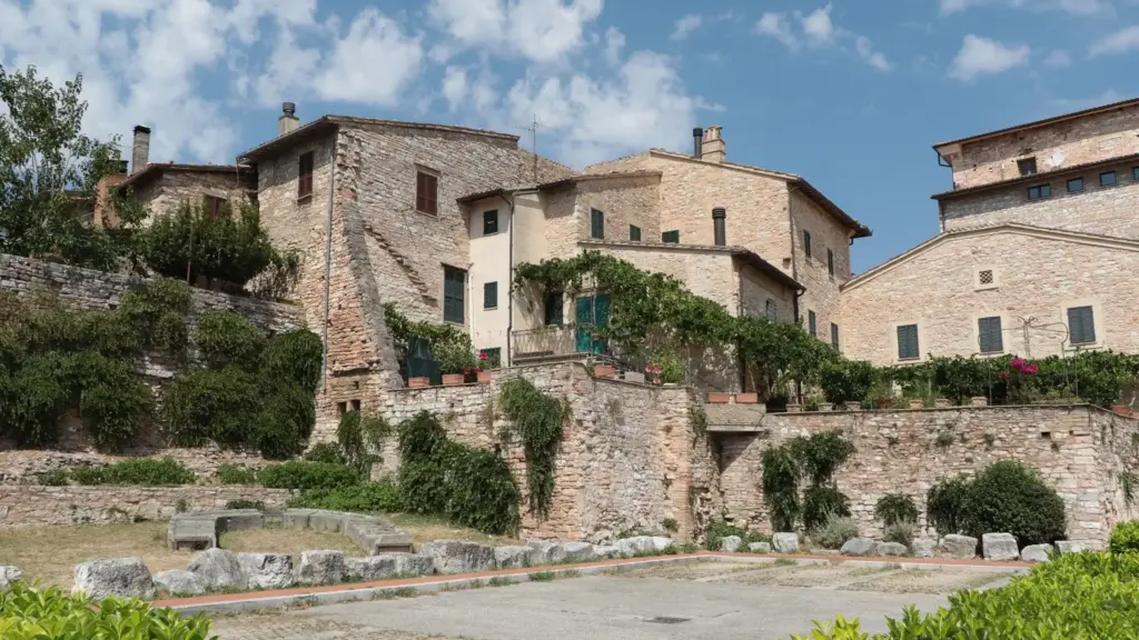 Spello a settembre: vicoli, pietra rosa e panorami quando i fiori non sono più l’unico motivo per andarci