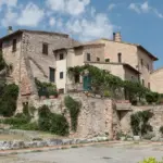 Spello a settembre: vicoli, pietra rosa e panorami quando i fiori non sono più l’unico motivo per andarci