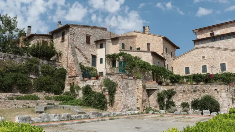 Spello a settembre: vicoli, pietra rosa e panorami quando i fiori non sono più l’unico motivo per andarci