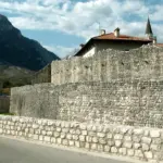 Venzone in autunno: il borgo friulano ricostruito che si scopre meglio camminando lungo le mura