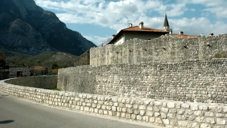 Venzone in autunno: il borgo friulano ricostruito che si scopre meglio camminando lungo le mura