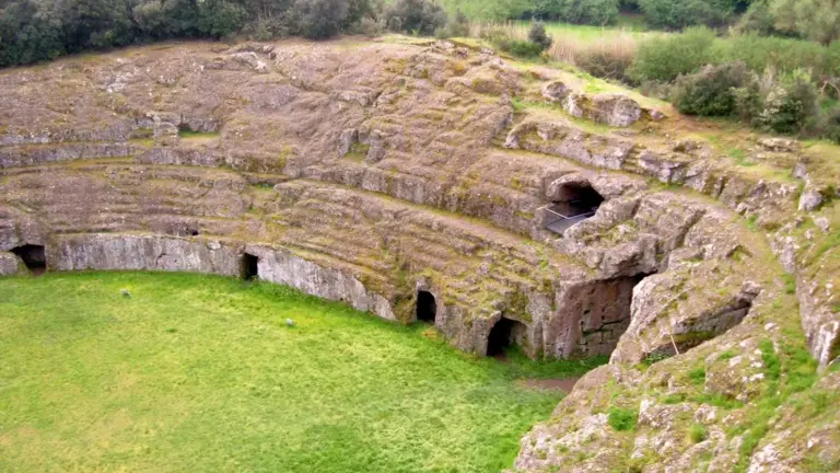 Sutri in un giorno: anfiteatro, borgo e vie cave nello stesso itinerario senza usare l’auto tra una tappa e l’altra