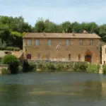 Bagno Vignoni: come la grande vasca al centro del borgo cambia completamente la lettura della piazza