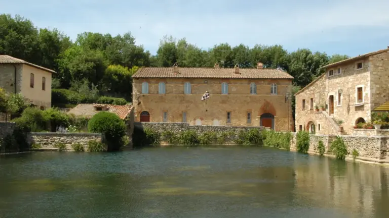 Bagno Vignoni: come la grande vasca al centro del borgo cambia completamente la lettura della piazza