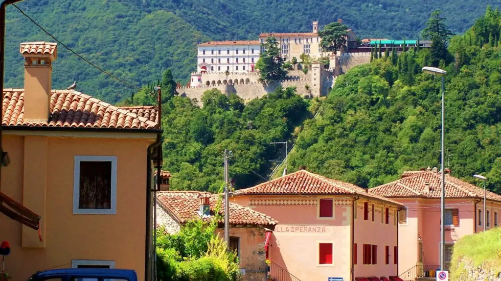 Cison di Valmarino a piedi: la Via dell’Acqua unisce borgo, torrente e vecchi mulini senza uscire dal paesaggio