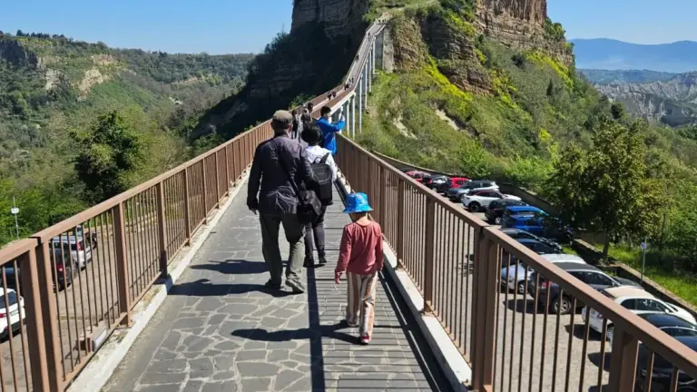 Civita di Bagnoregio: perché osservare tufo e calanchi prima di attraversare il ponte cambia la visita