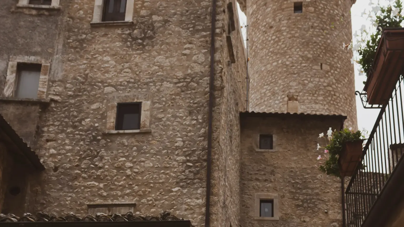 Santo Stefano di Sessanio: Torre Medicea, lana e case in pietra spiegano perché il borgo guarda anche a Firenze