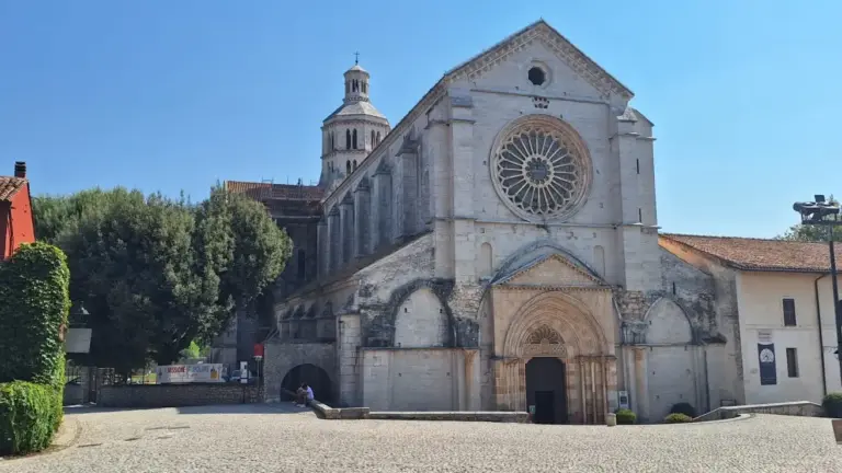Fossanova: quando l’abbazia non è una tappa isolata ma la struttura stessa del piccolo borgo