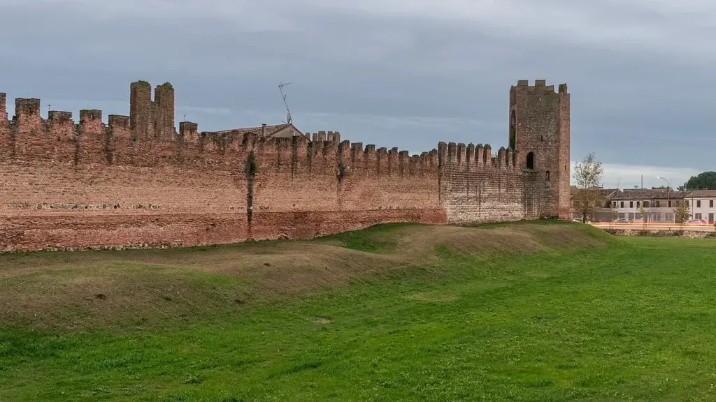 Montagnana dentro quasi due chilometri di mura: come torri e porte trasformano una passeggiata in una lettura della città