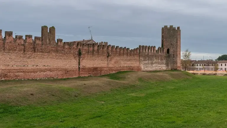 Montagnana dentro quasi due chilometri di mura: come torri e porte trasformano una passeggiata in una lettura della città
