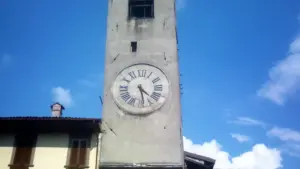 Lovere tra torri e lungolago: perché il vecchio controllo dei commerci si capisce ancora camminando verso il Sebino