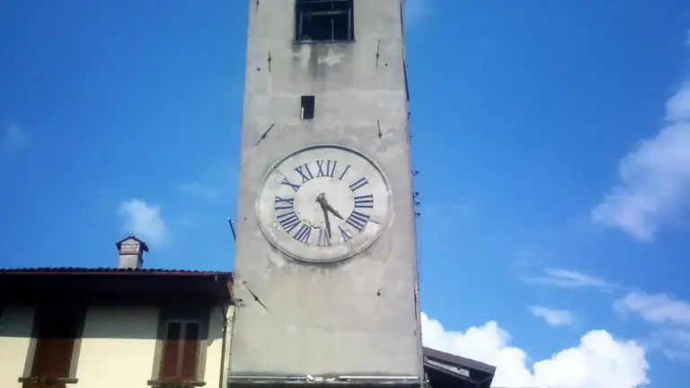 Lovere tra torri e lungolago: perché il vecchio controllo dei commerci si capisce ancora camminando verso il Sebino