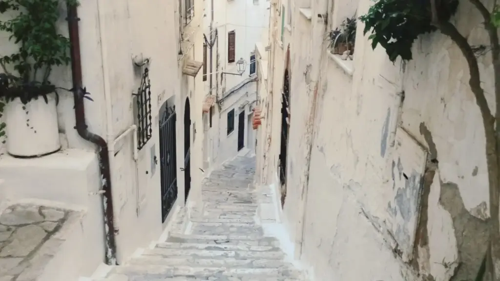 Sperlonga sopra e sotto il promontorio: dai vicoli medievali alla villa di Tiberio cambia il secolo in pochi chilometri
