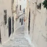 Sperlonga sopra e sotto il promontorio: dai vicoli medievali alla villa di Tiberio cambia il secolo in pochi chilometri
