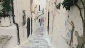 Sperlonga sopra e sotto il promontorio: dai vicoli medievali alla villa di Tiberio cambia il secolo in pochi chilometri